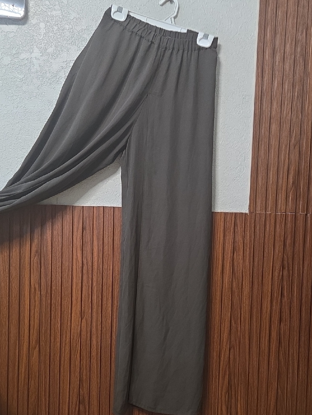 Zara Women XL Wide Leg Flowy Pants Elastic Waist” [0062]